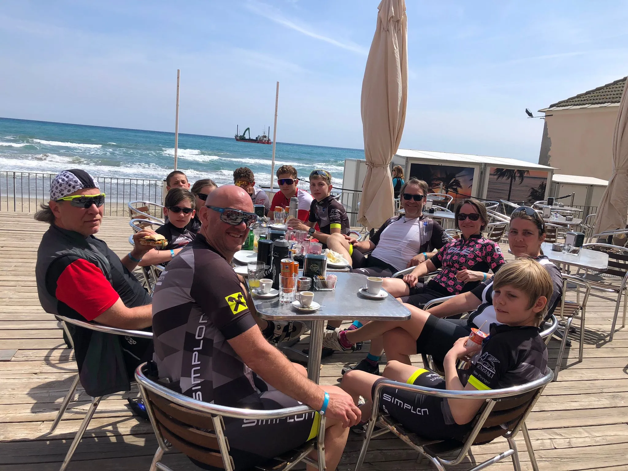 Gemeinschaftlich Essen während einer Ausfahrt