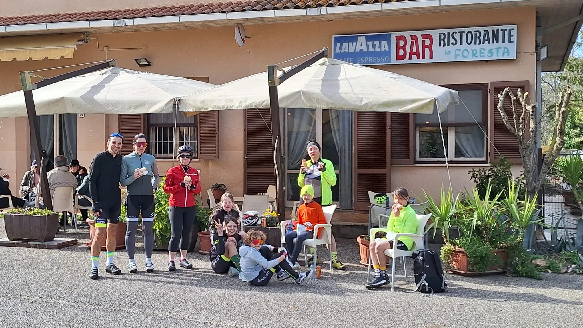 Gemeinschaftlich Essen während einer Ausfahrt